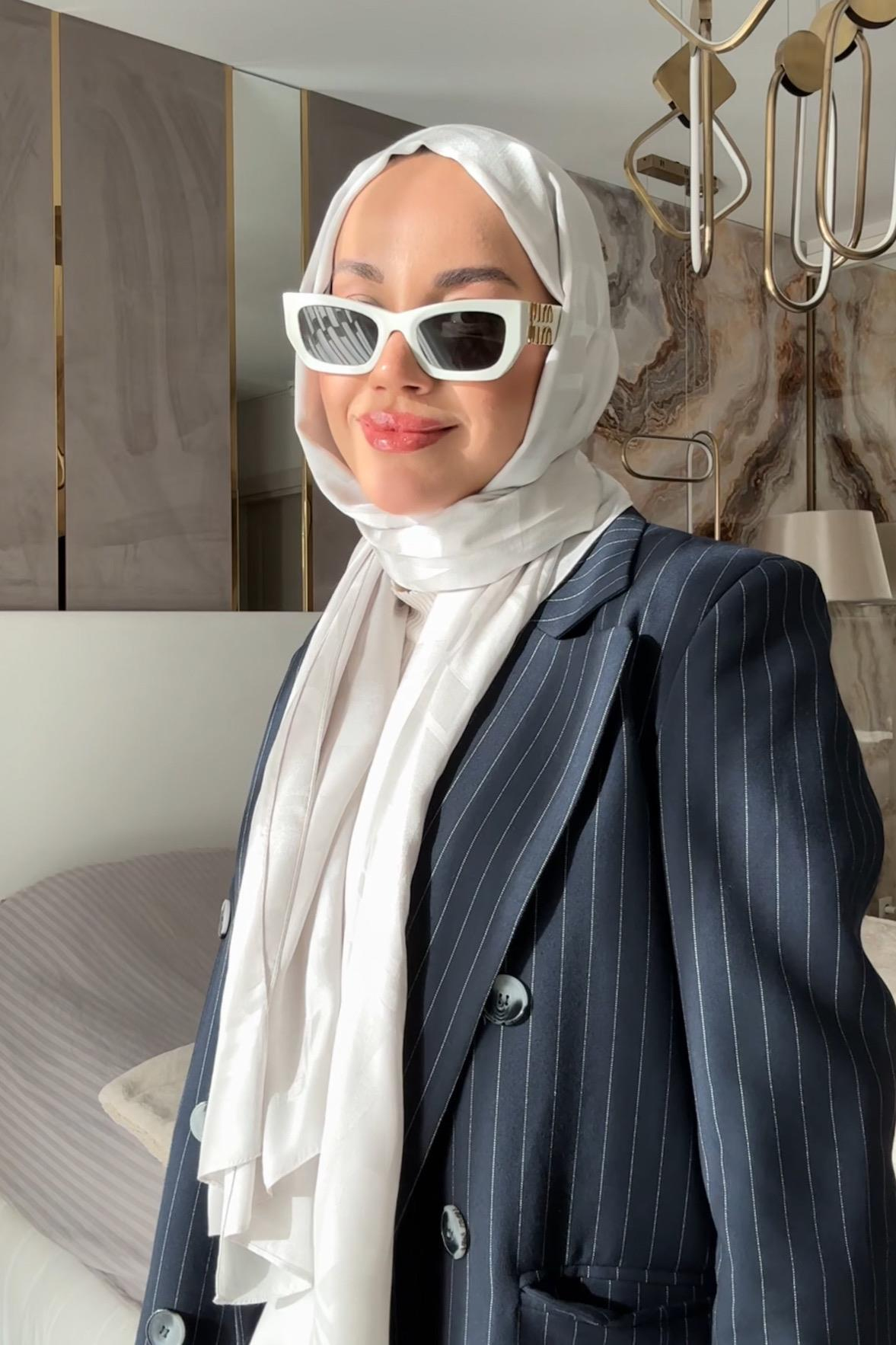 Betül Duman'ın Tercihi Yazı Desen Jakar İtalyan İpekli Şal Ekru