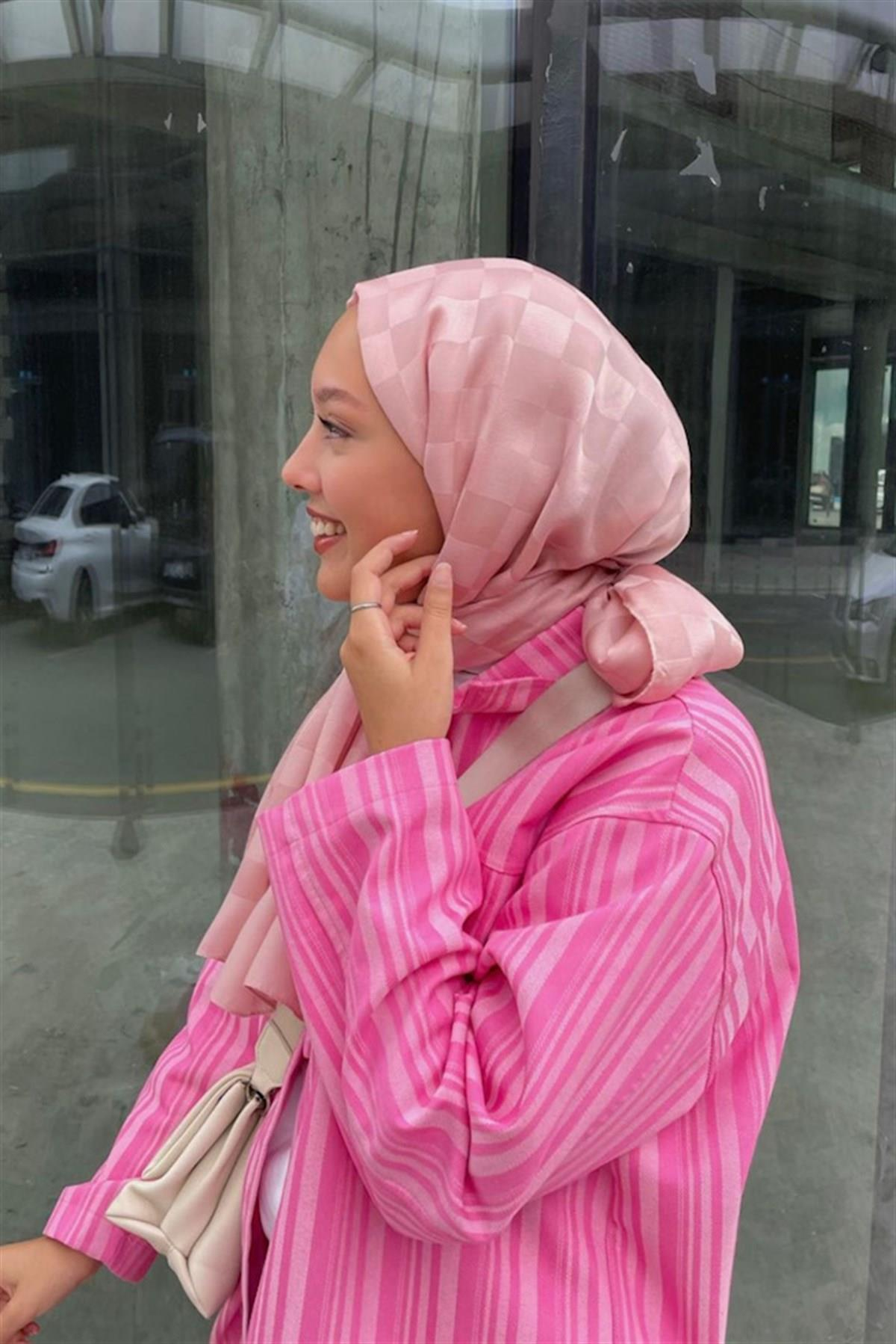 Betül'ün Tercihi Dama Jakar İtalyan İpekli Şal Pudra