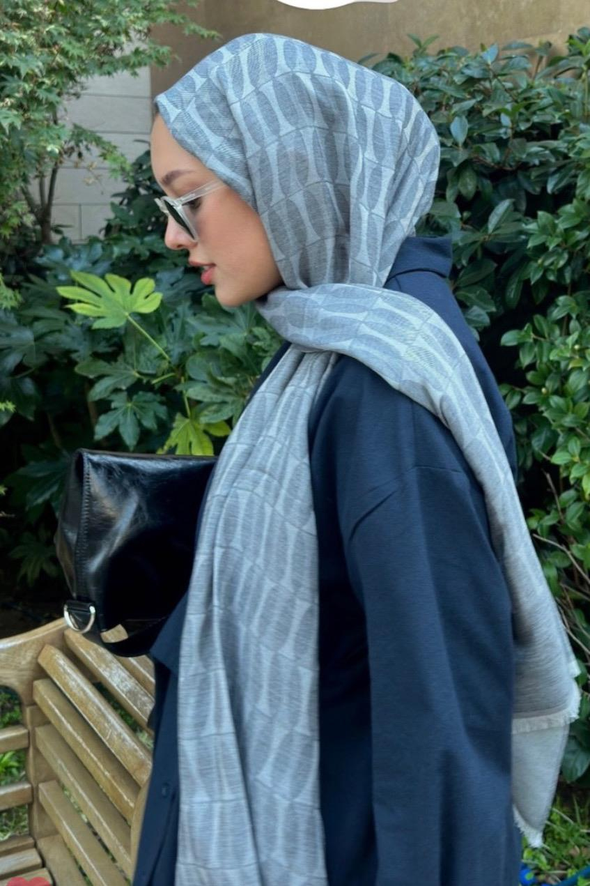 Betül'ün Tercihi Vence Çift Taraflı Mio Desen İpek Şal Gri