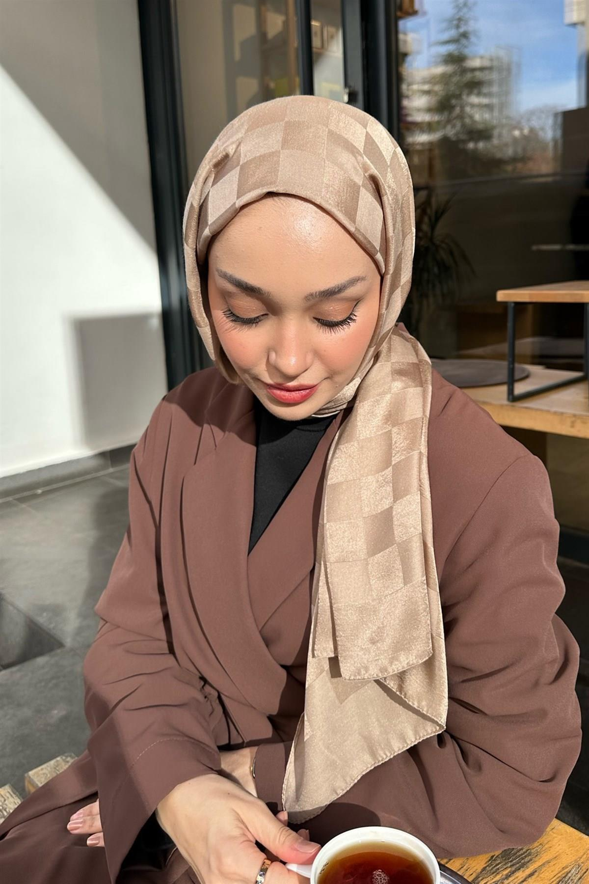 Bilge'nin Tercihi Dama Jakar İtalyan İpekli Şal Vizon