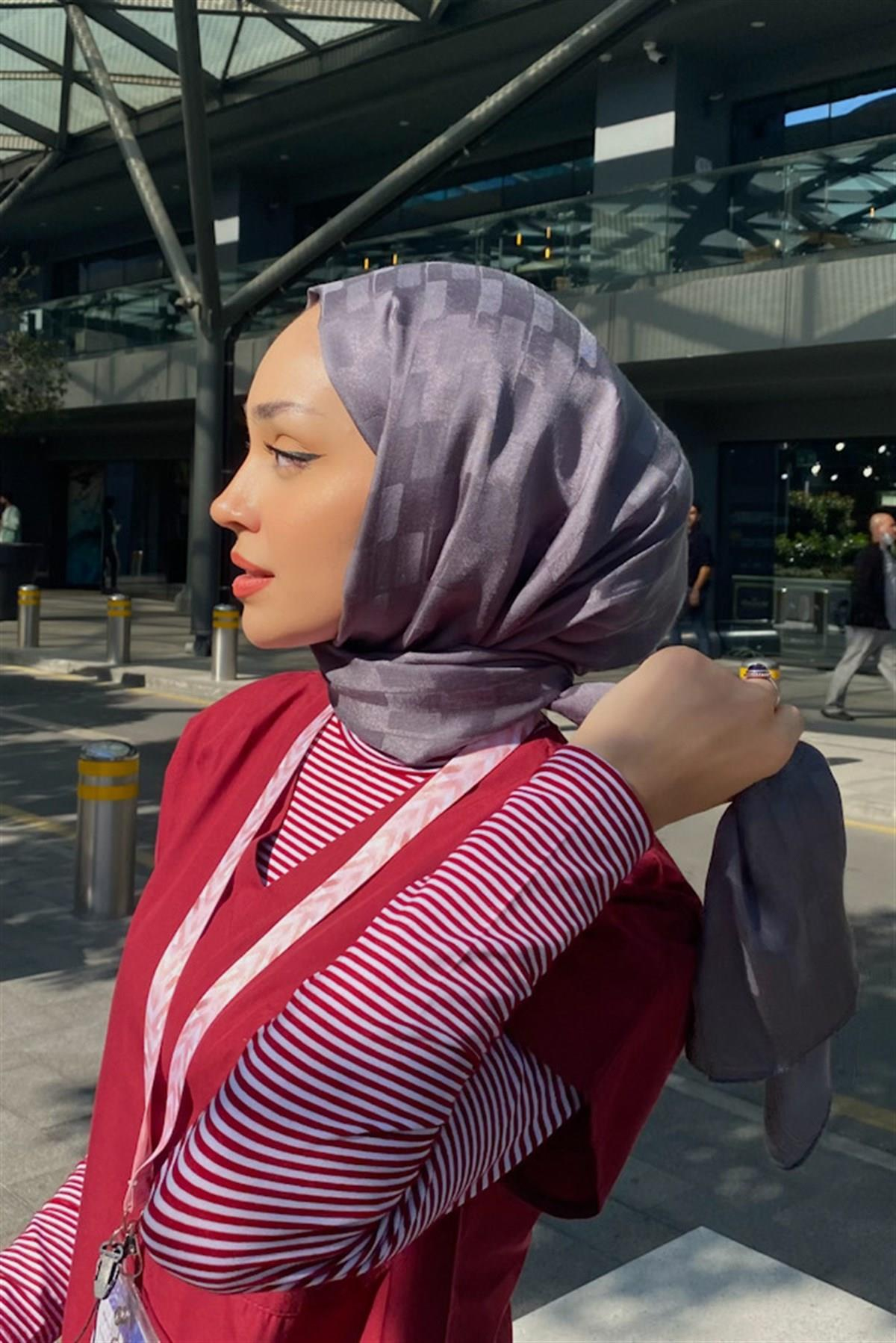 Bilge'nin Tercihi Küpçizgi Jakar İtalyan İpekli Şal Gri