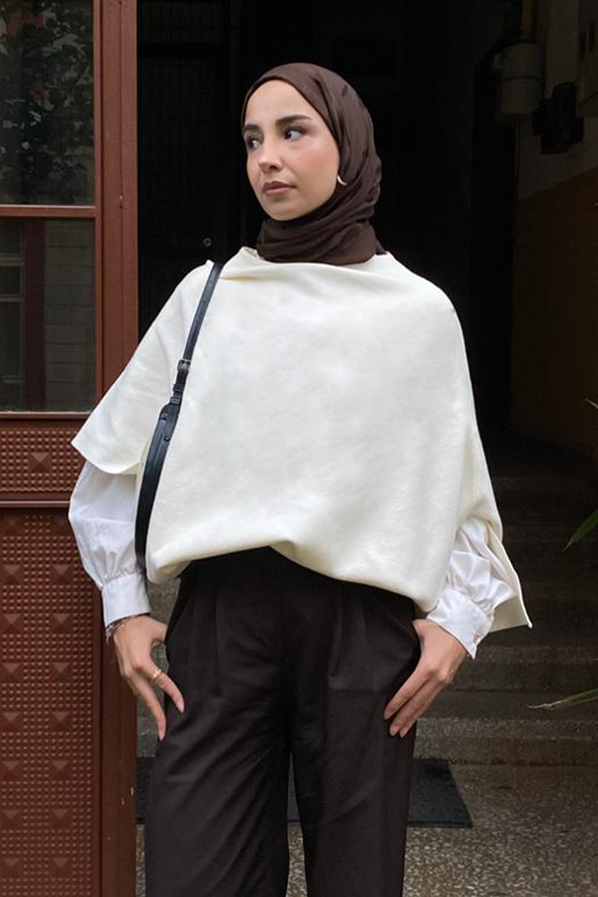 Ceylan Ergin'in Tercihi Robe Asimetrik Triko Kap Ekru