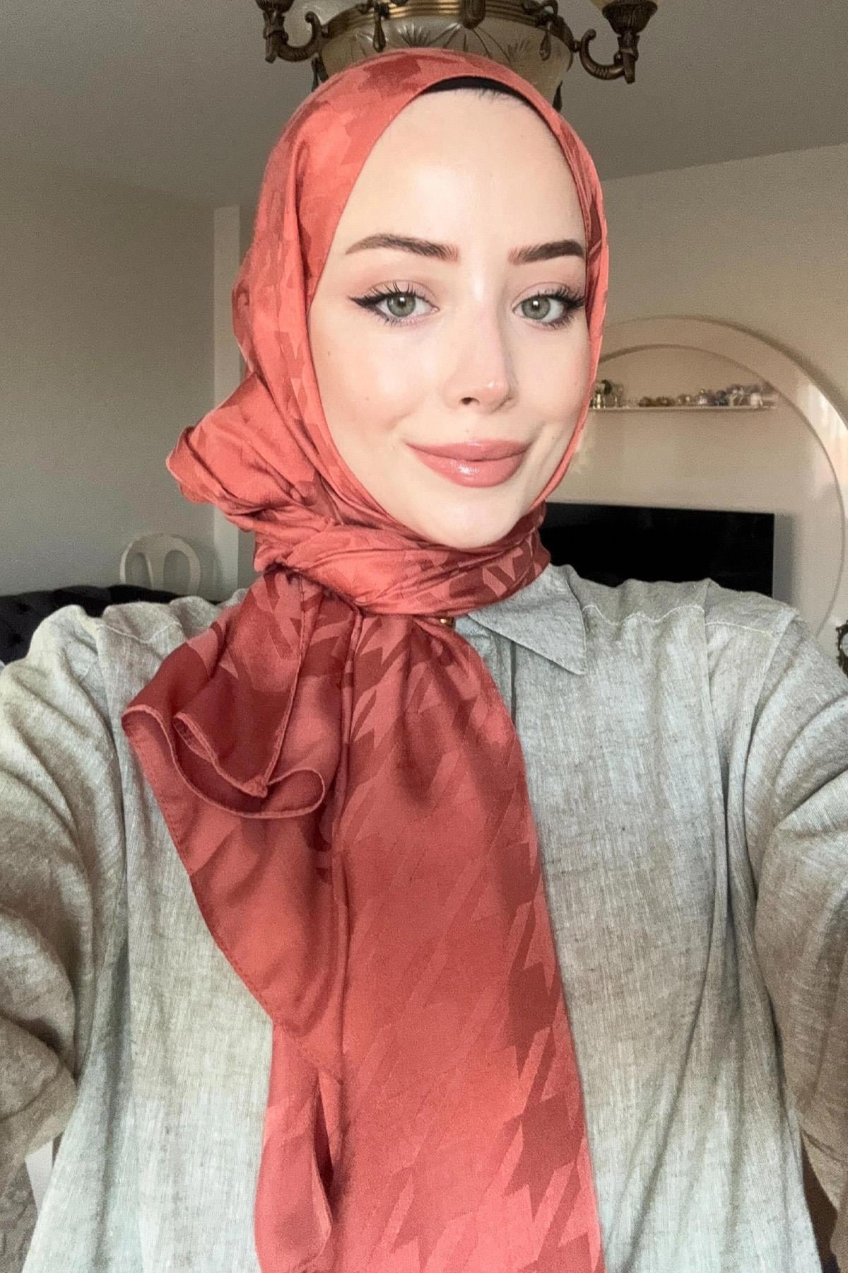 Duygu Goncu'nun Tercihi Kazayağı İtalyan Jakar İpekli Şal Kiremit