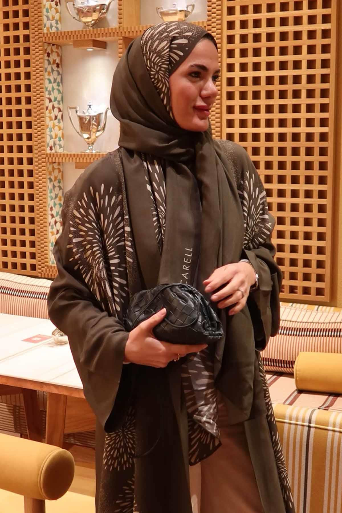 Elif Topdağ'ın Tercihi Lumira Monogram Floş Şal Haki
