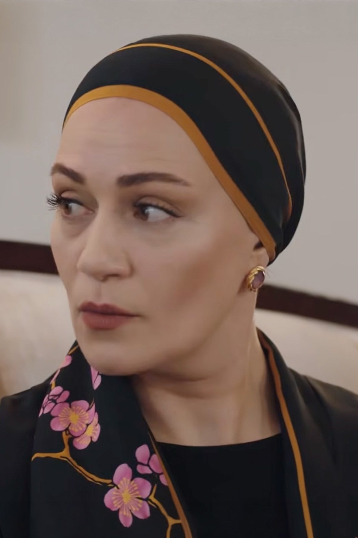 Kızılcık Şerbeti Salkım'ın Tercihi Bloomera Floş Şal Siyah