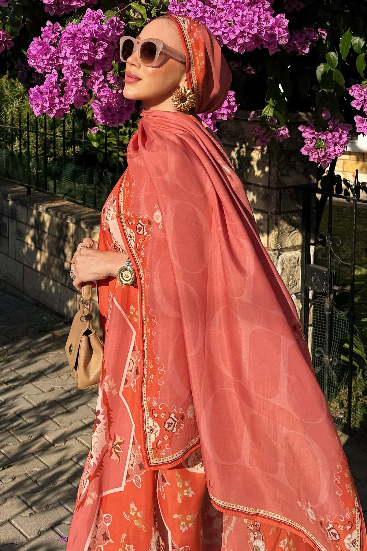 Seda Aydın'ın Tercihi Maknesa Mercan Monogram Floş Şal