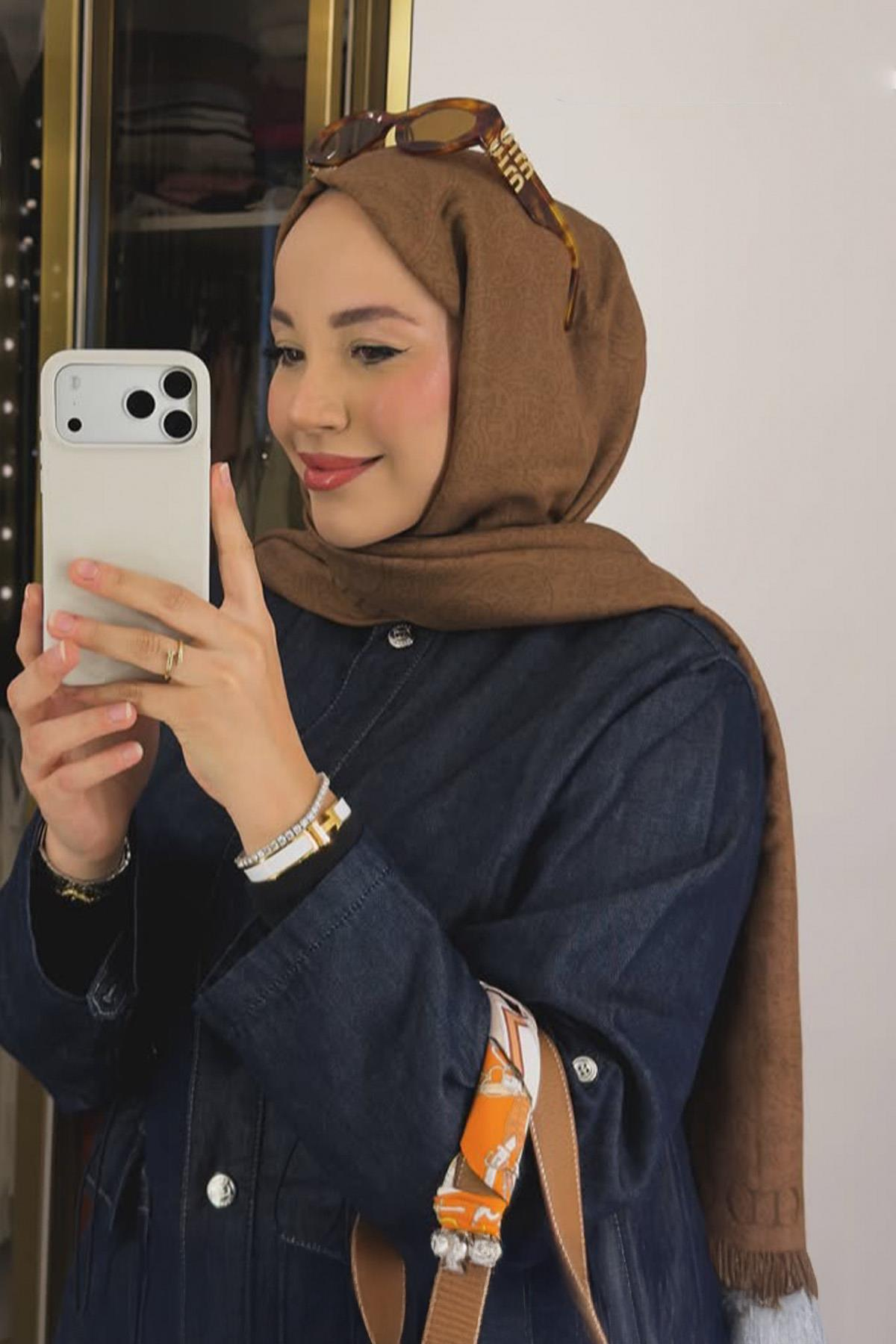 Betül Duman'ın Tercihi Elenora Monogram Floş Şal Taba