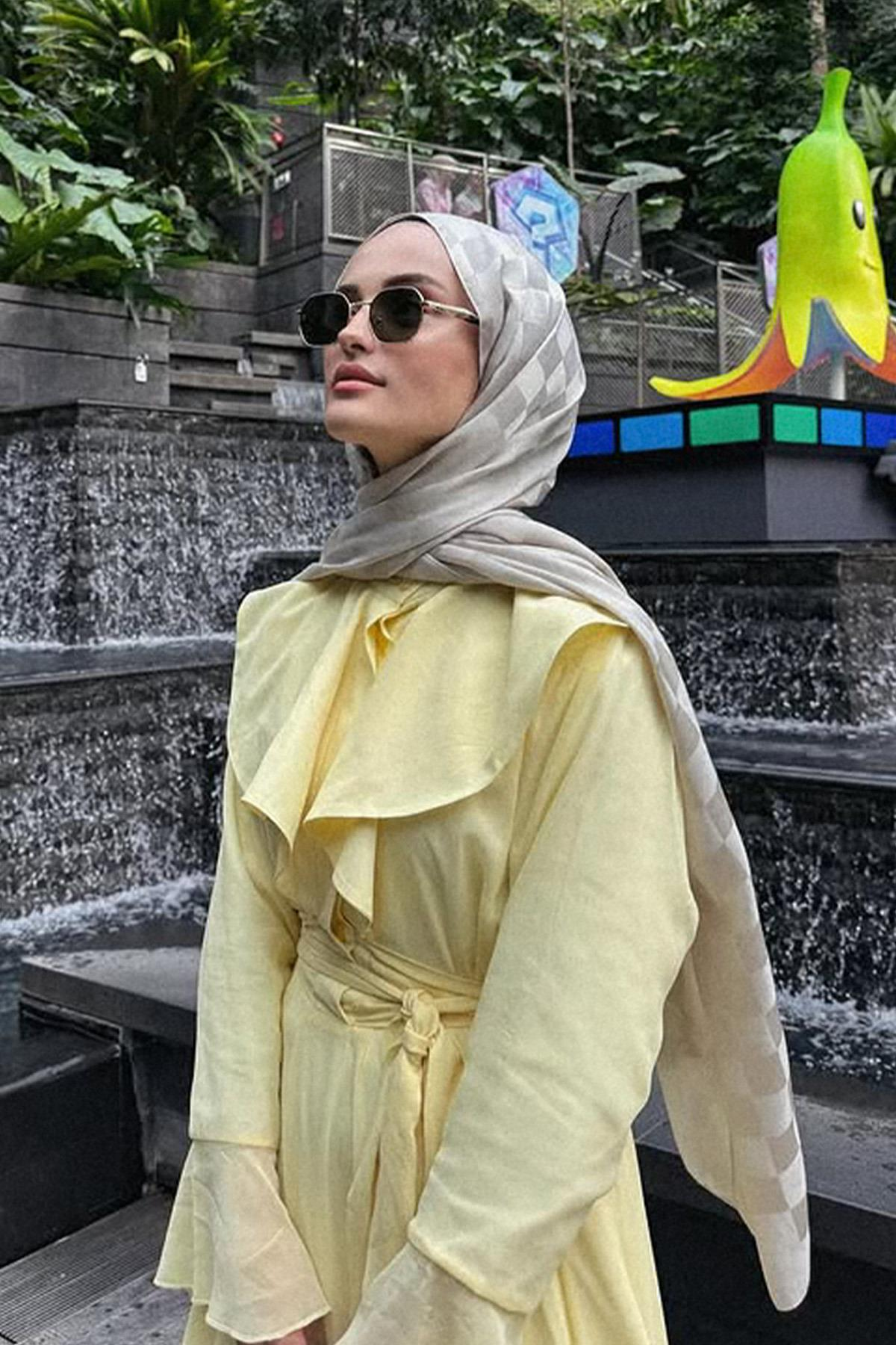 Ayşenur Koç'un Tercihi Dama Jakar İtalyan İpekli Şal Camel