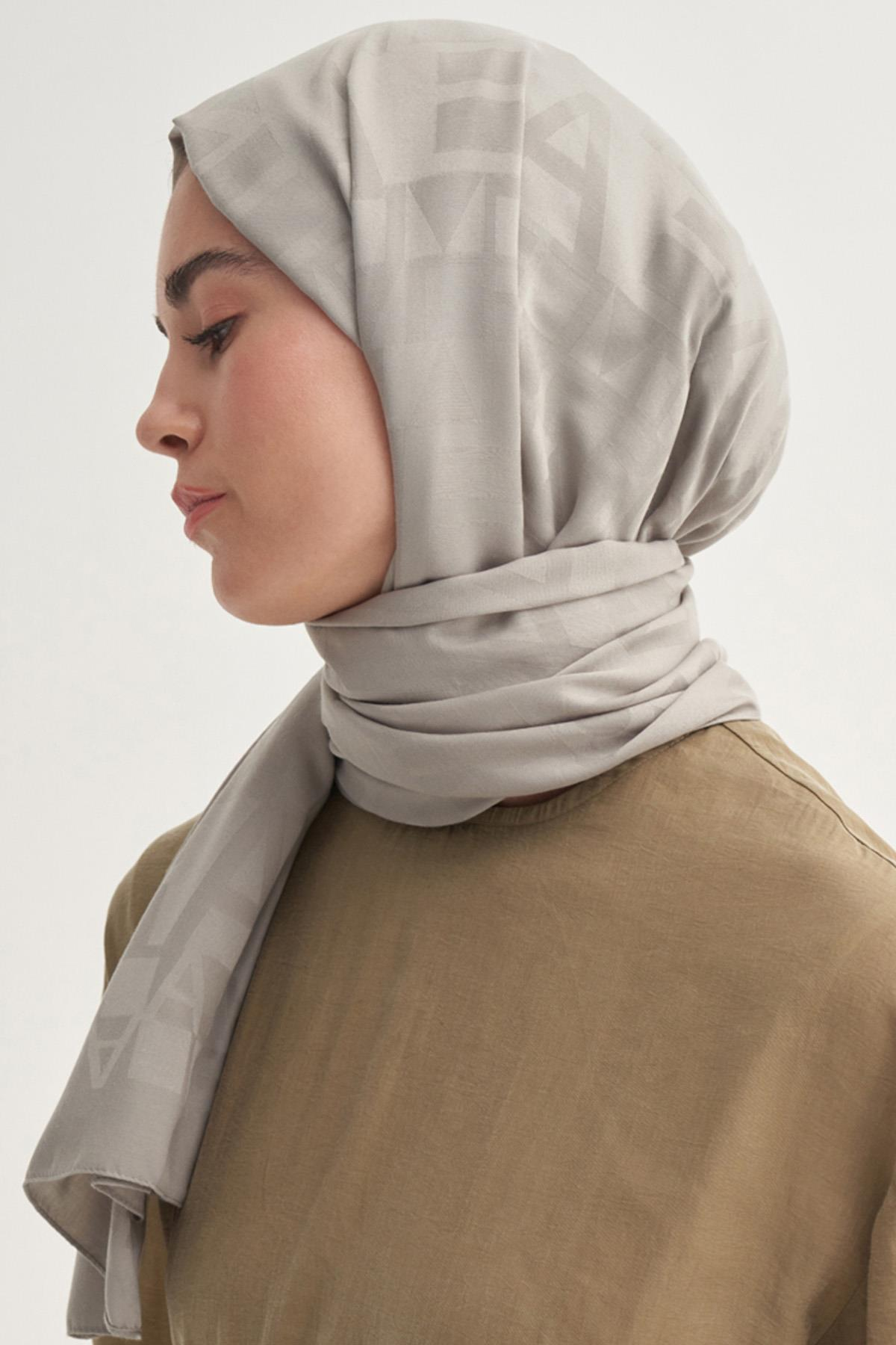 Yazı Desen Jakar İtalyan İpekli Şal Açık Gri