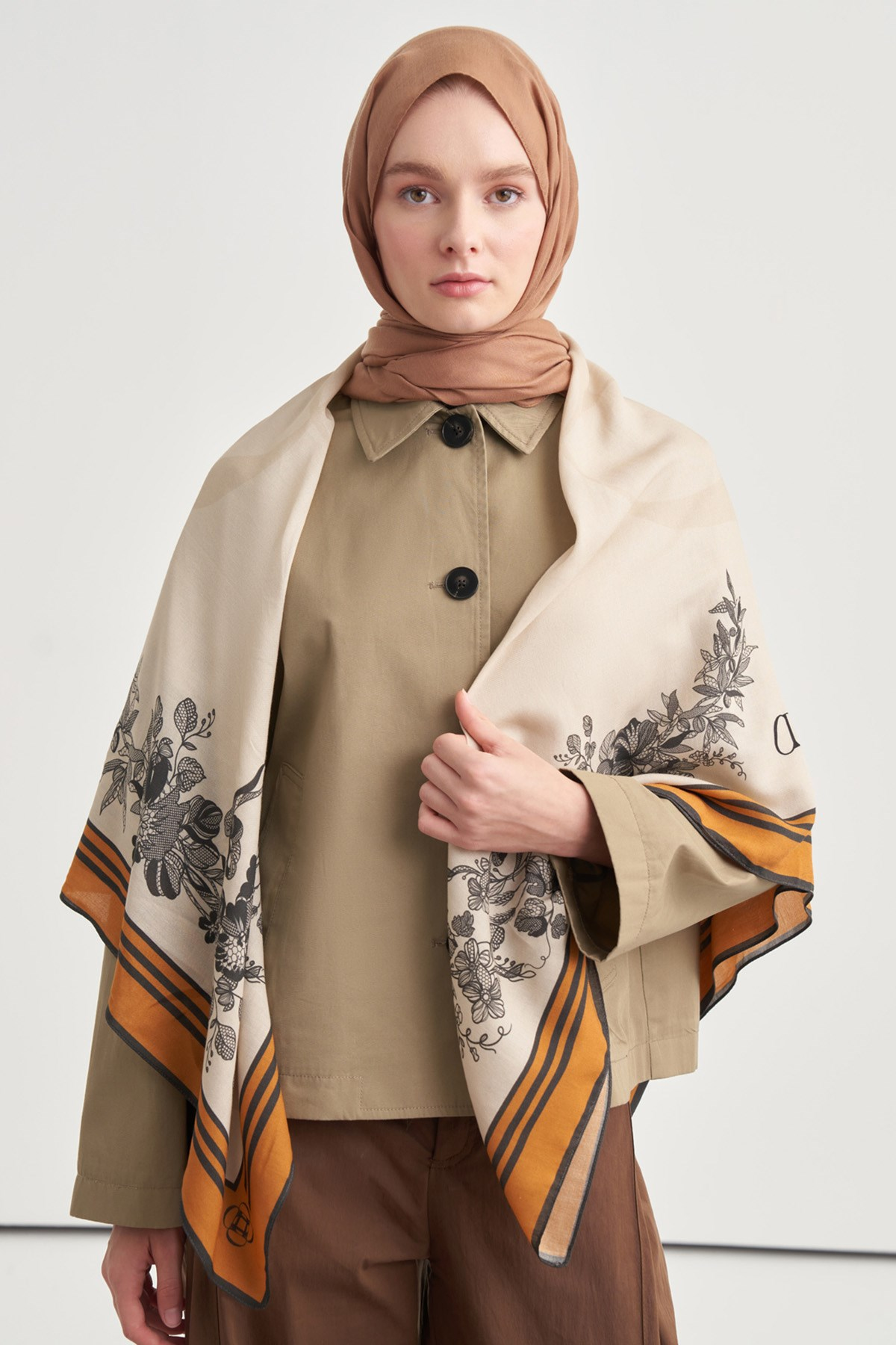 Fiora Desen Norena Yünlü Omuz Şalı Camel