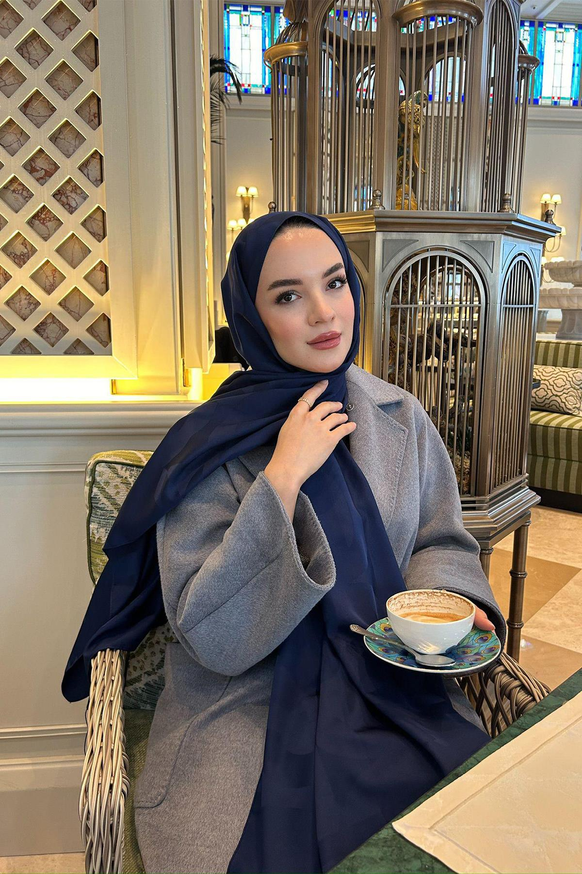 Dilek Kara'nın Tercihi C Desen Monogram Pamuk İpek Şal Koyu Lacivert