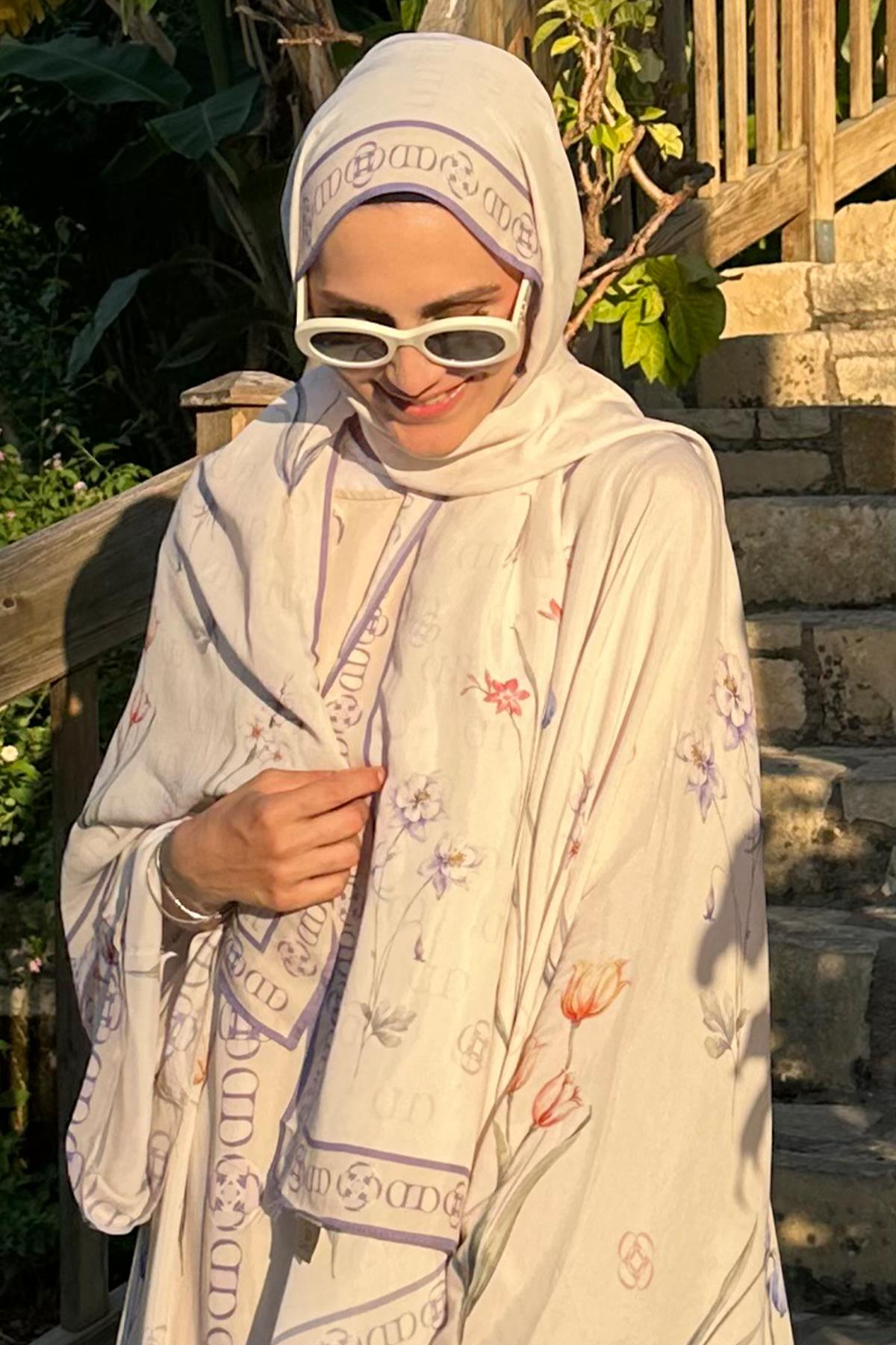 Ayça İşlek'in Tercihi Palmara Ekru Monogram Floş Şal