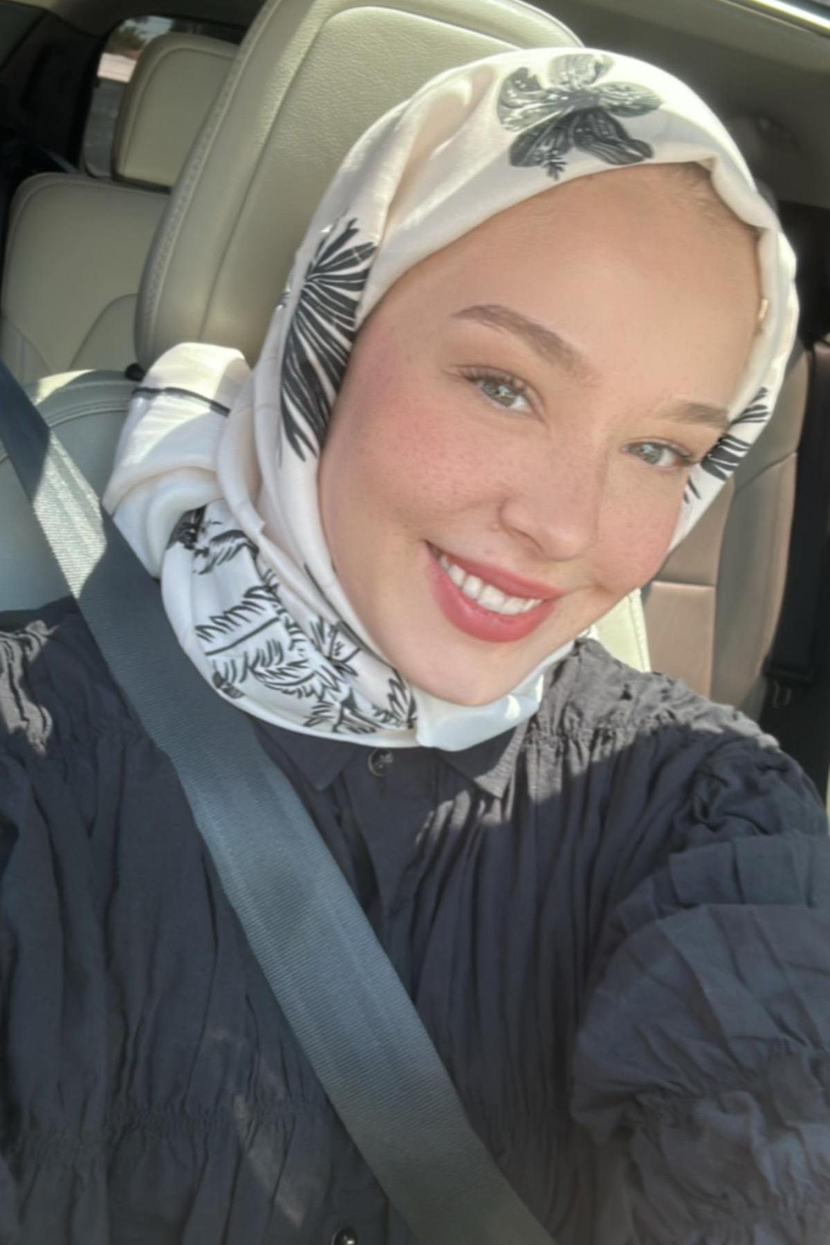 Rana'nın Tercihi Noir Çiçekli Monogram Floş Şal Krem