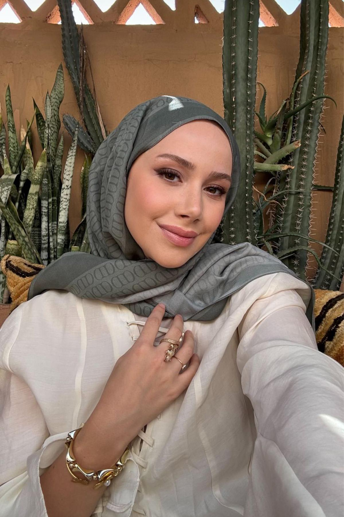 Feyza Hakyemez'in Tercihi Vector Haki Monogram Floş Şal