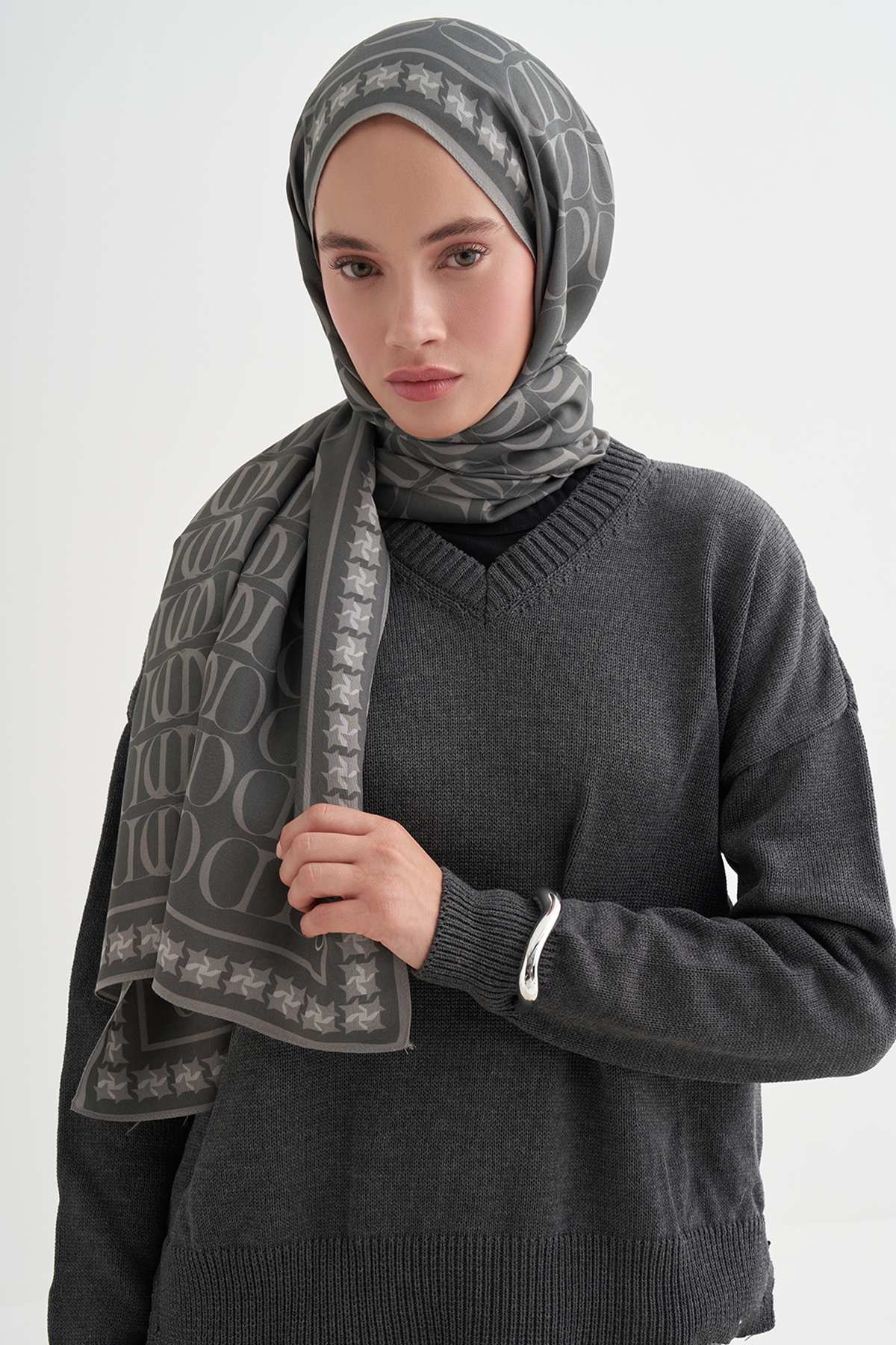 Vei Monogram Floş Şal Gri