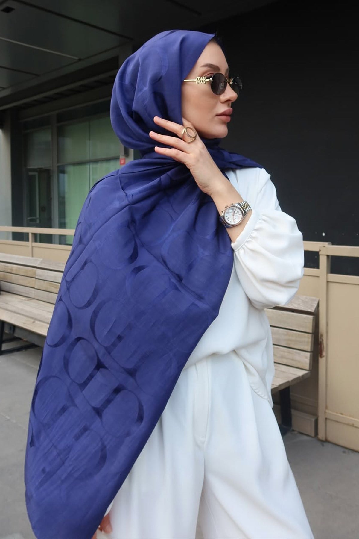 Sümeyra Yılmaz'ın Tercihi Monogram Desen Rina Floş Jakar Şal Lacivert