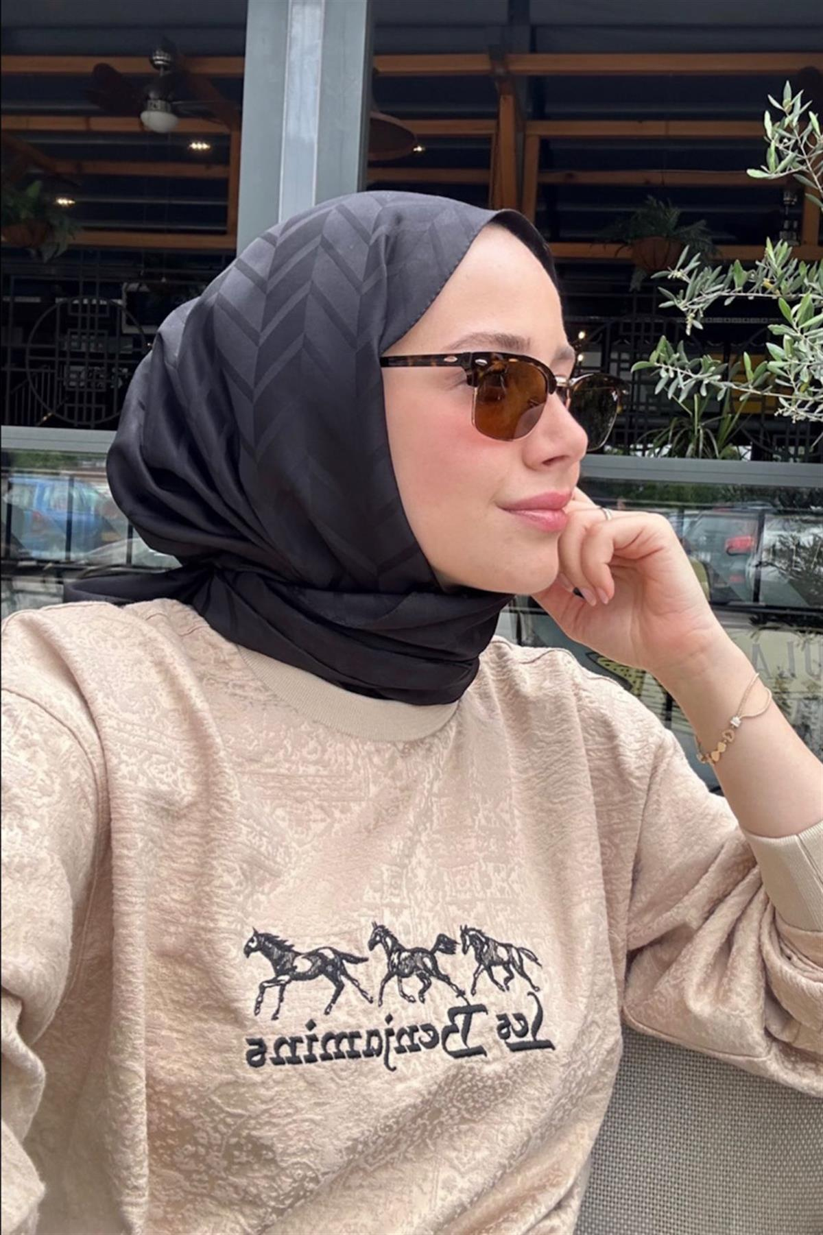 Feyza Hakyemez'in Tercihi Baklava Desen Pamuk İpek Şal Siyah