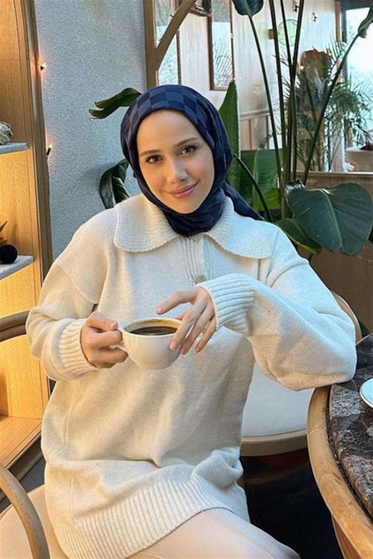 Feyza Hakyemez'in Tercihi Dama Jakar İtalyan İpekli Şal Lacivert