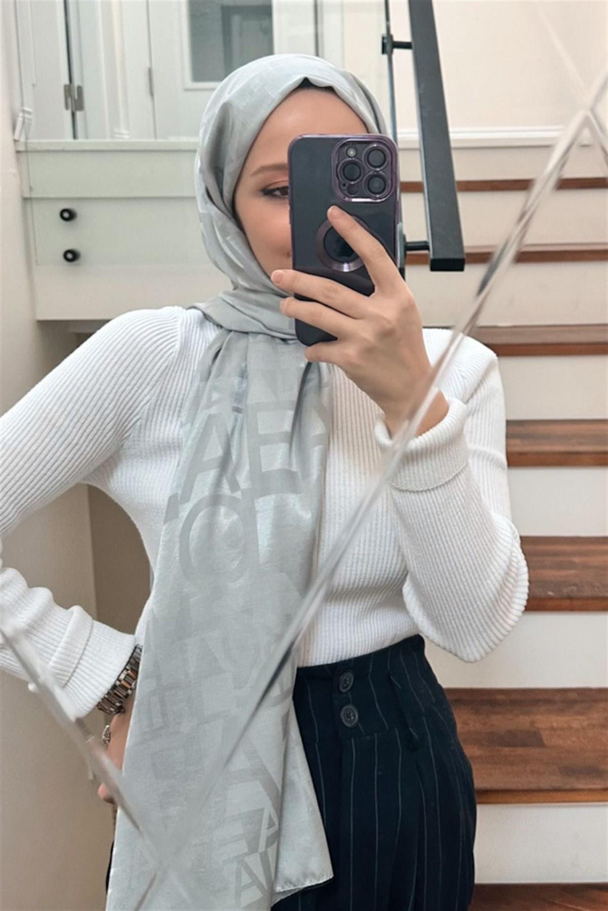 Feyza HakyemYazı Desen Jakar İtalyan İpekli Şal Açık Gri