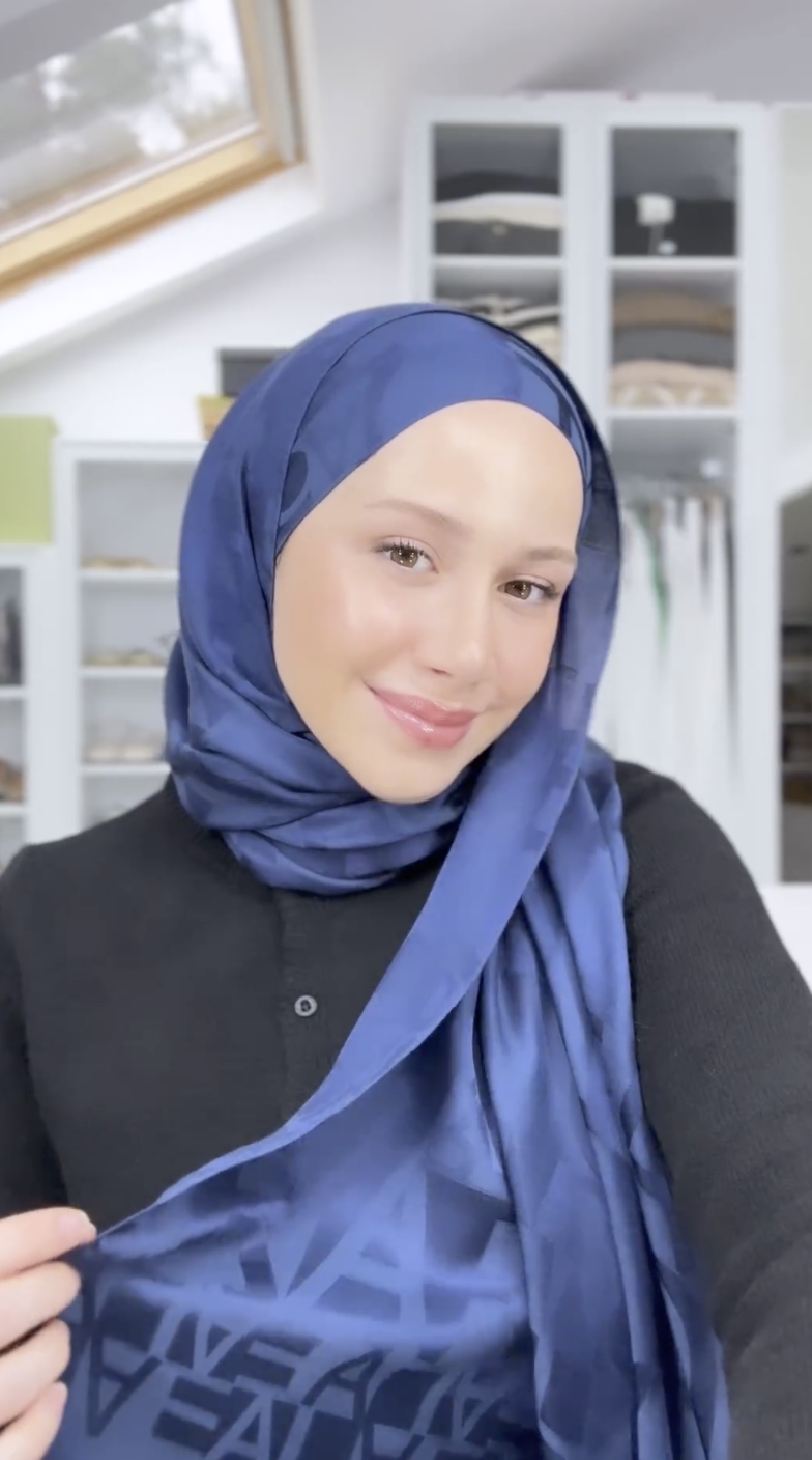 Feyza'nın Tercihi Yazı Desen Jakar İtalyan İpekli Şal Lacivert