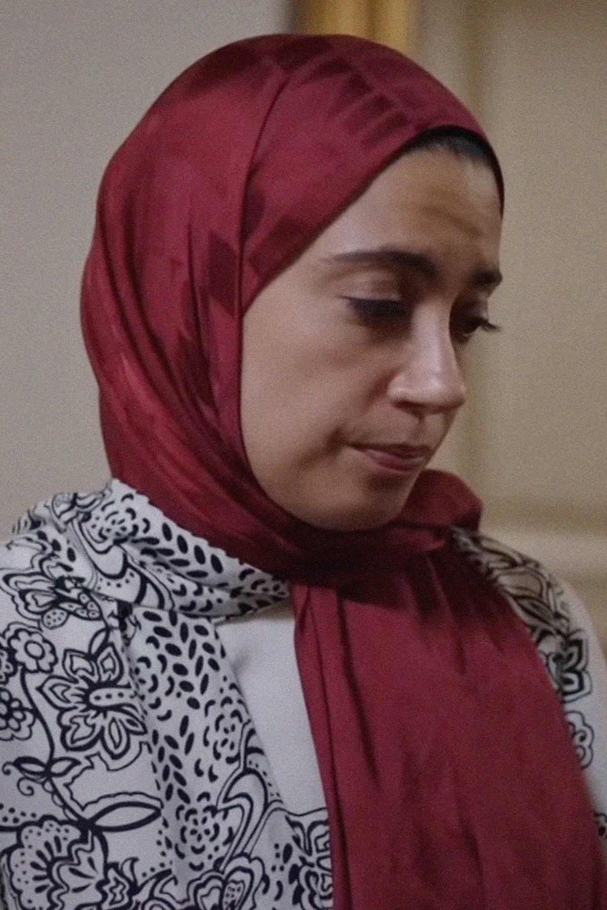 Kızılcık Şerbeti Nursema'nın Tercihi Yazı Desen Jakar İtalyan İpekli Şal Bordo