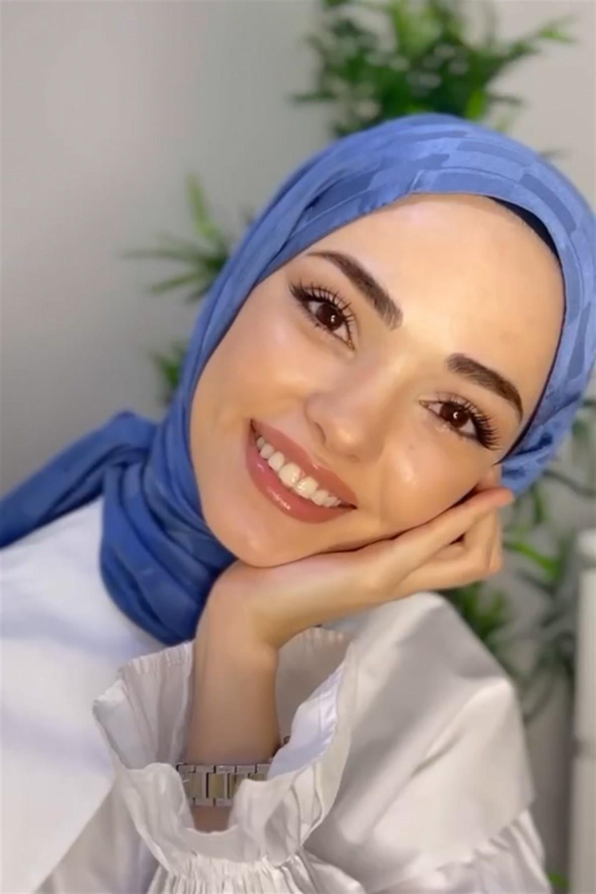 Kübra Koç'un Tercihi İ Küpçizgi Jakar İtalyan İpekli Şal Kot Mavisi