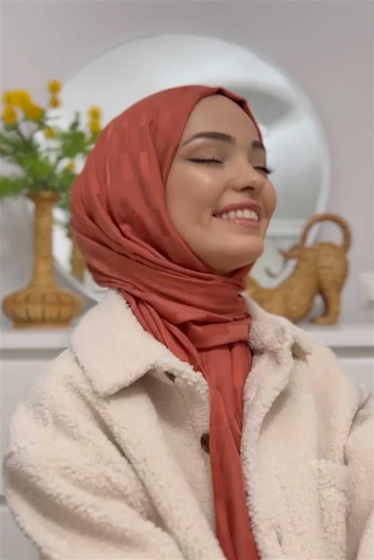 Kübra Koç'un Tercihi Küpçizgi Jakar İtalyan İpekli Şal Kiremit