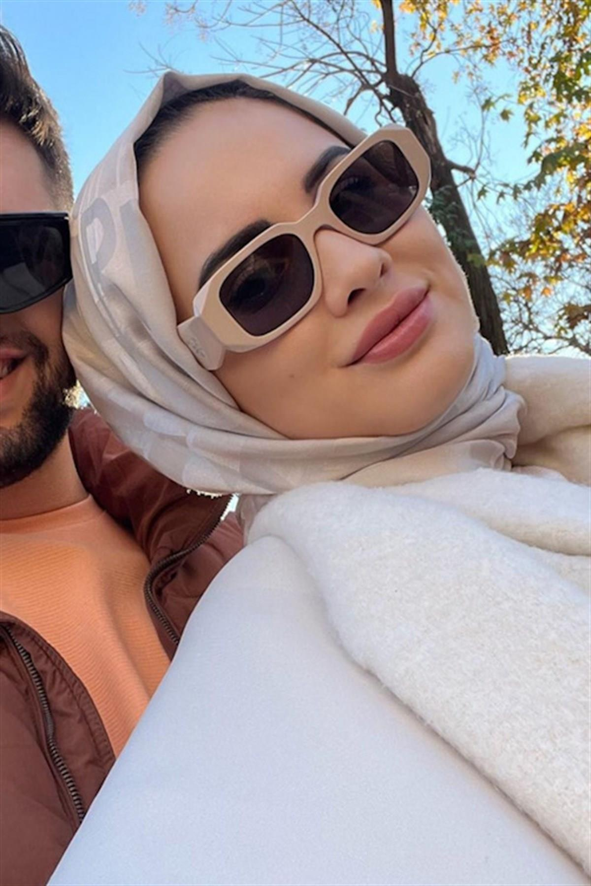 Merve Yavuz'un Tercihi Yazı Desen Jakar İtalyan İpekli Şal Gümüş