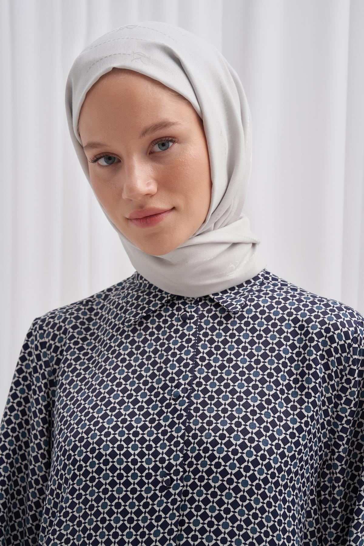 Monogram Jakar İtalyan İpekli Şal Gümüş