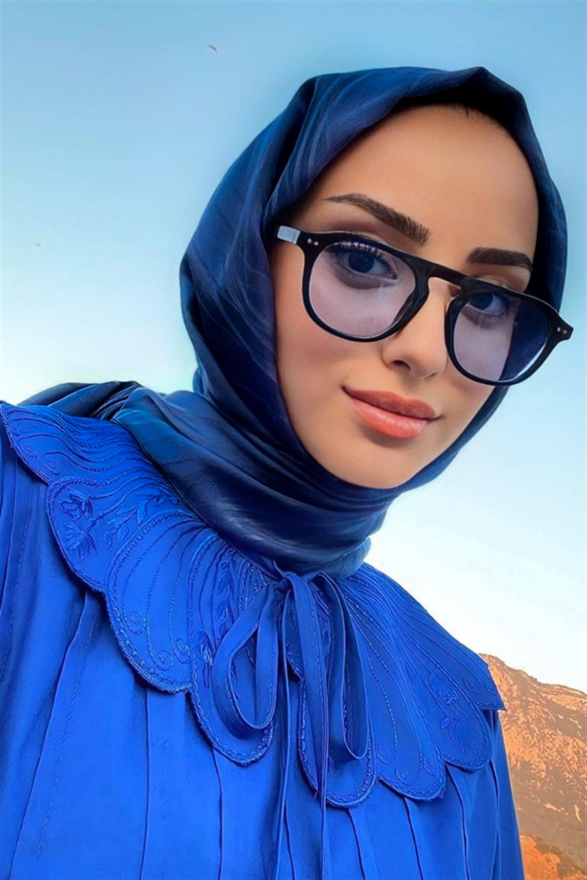 Nilsu'nun Tercihi Simetrik Jakar İtalyan İpekli Şal Lacivert