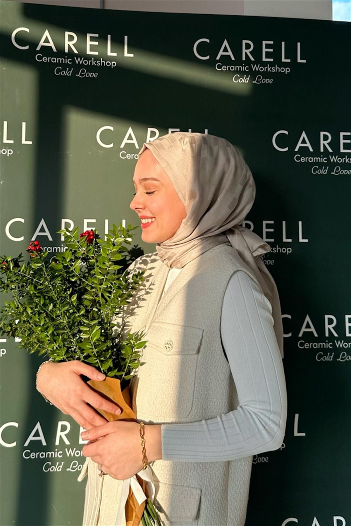Rana Nisa'nın Tercihi Küpçizgi Jakar İtalyan İpekli Şal Camel