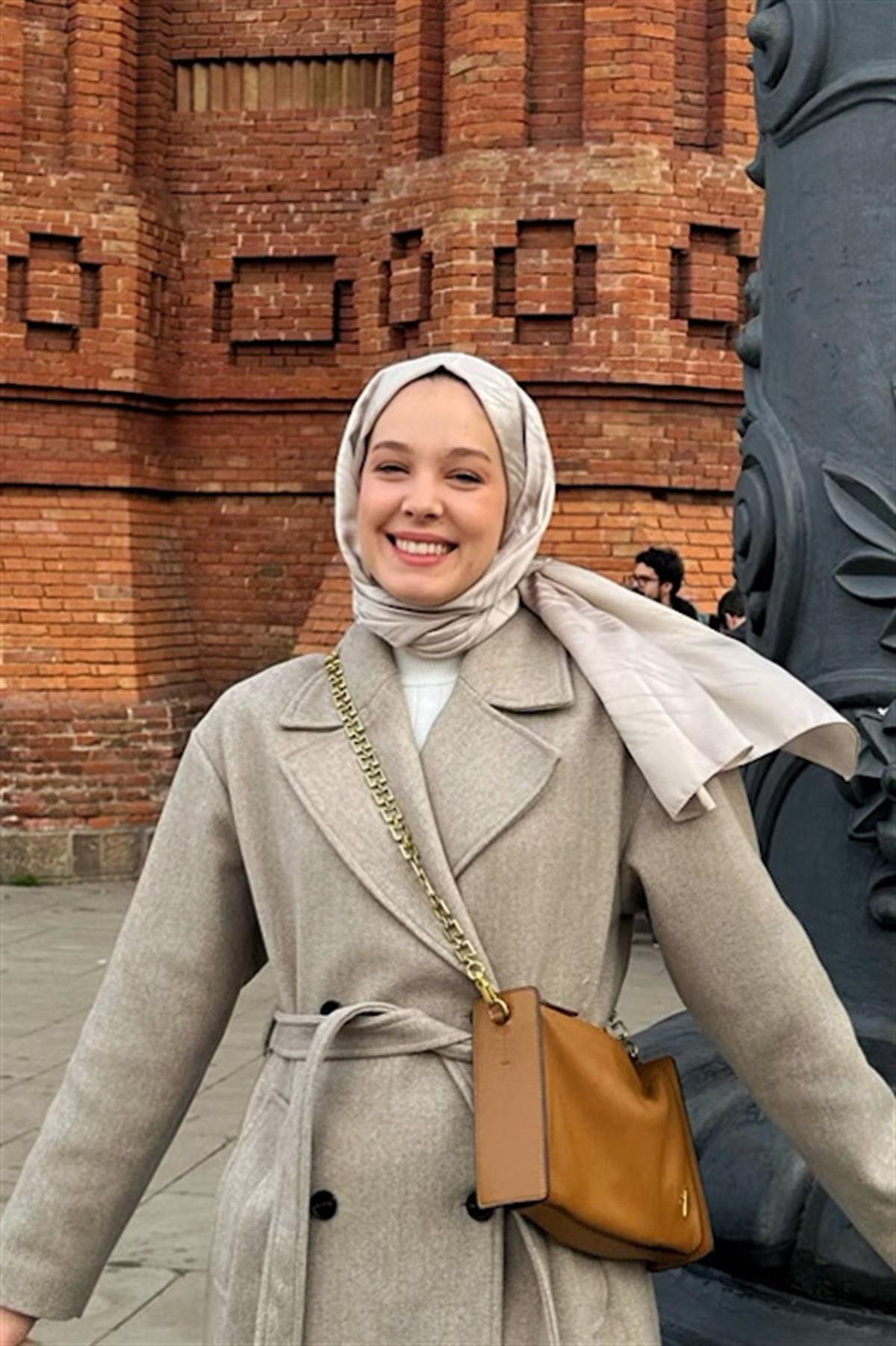 Rana'nın Tercihi Simetrik Jakar  İtalyan İpekli Şal Camel