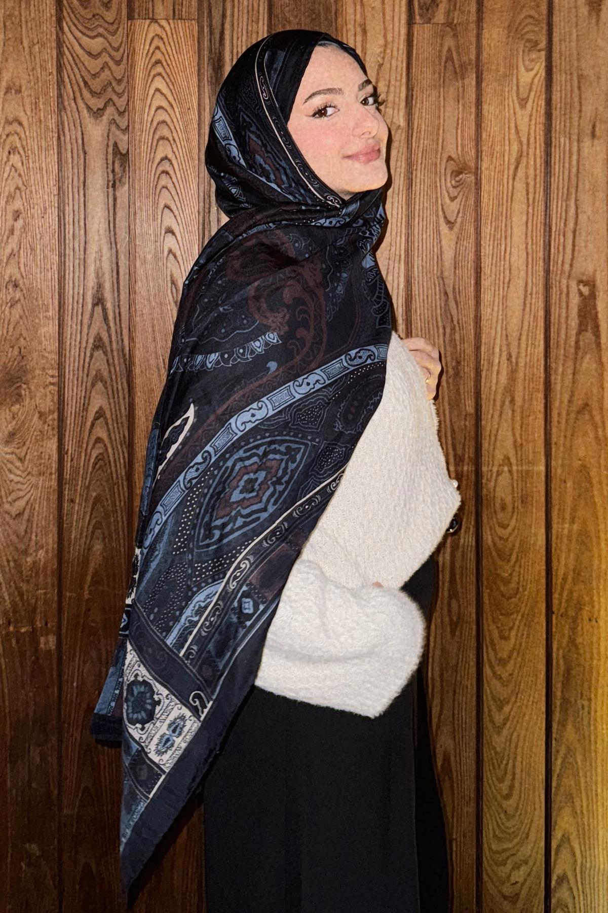 Rumeysa Avcı'nın Tercihi Deep Mavi Early İpek Şal