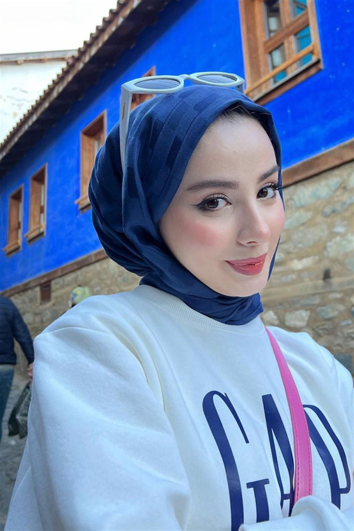 Sena Şura'nın Tercihi Küpçizgi Jakar İtalyan İpekli Şal Lacivert