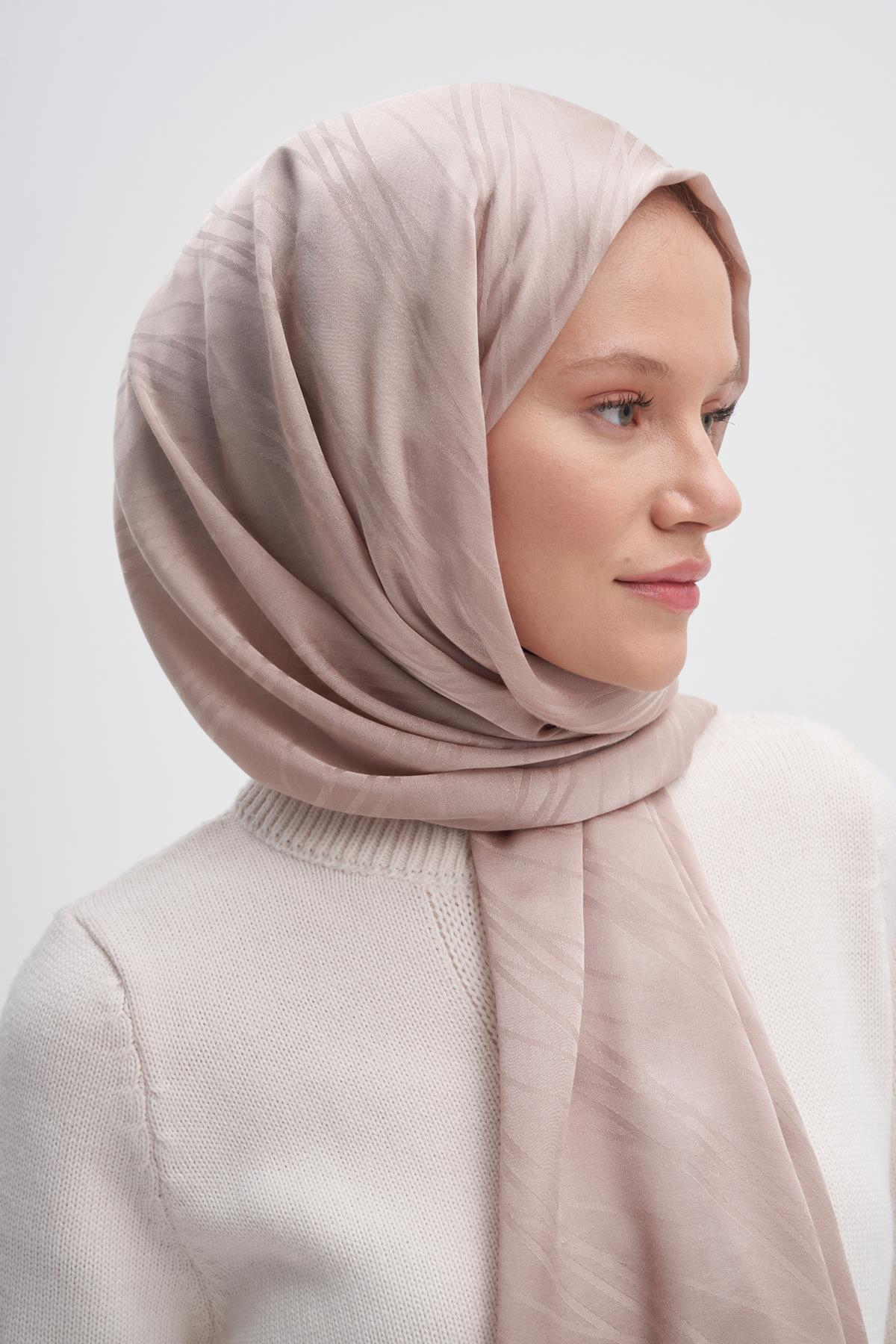 Simetrik Jakar İtalyan İpekli Şal Bej