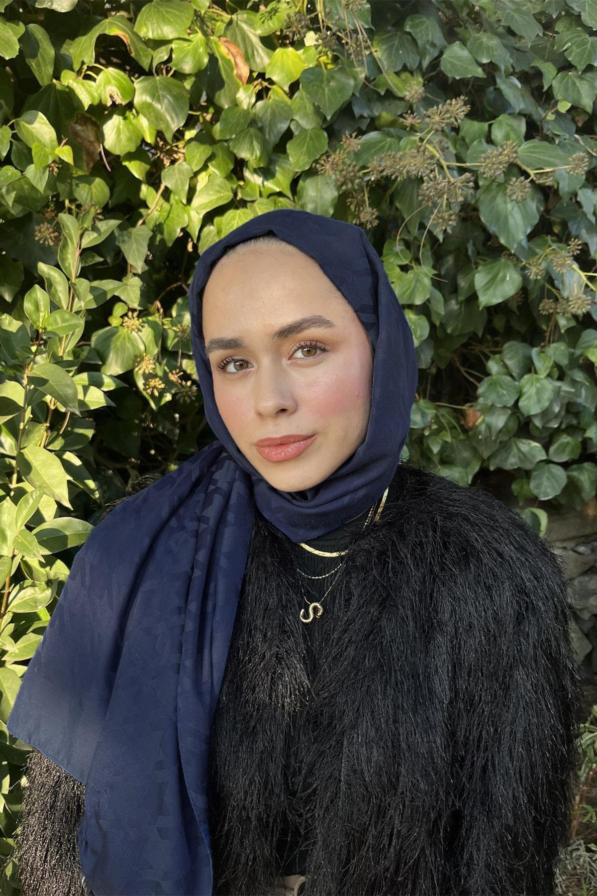 Sinem Dereli'nin Tercihi Kazayağı Desen Pamuk İpek Şal Koyu Lacivert