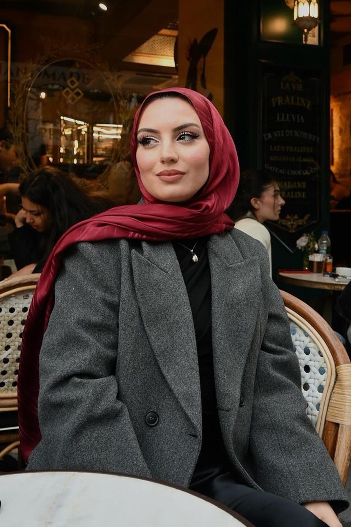 Sümeyye Terzi'nin Tercihi Simetrik Jakar İtalyan İpekli Şal Bordo