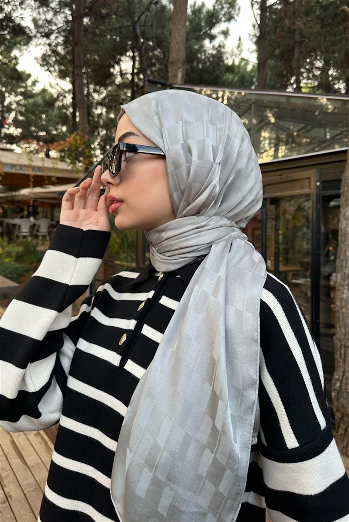 Şura'nın Tercihi Küpçizgi Jakar İtalyan İpekli Şal Açık Gri