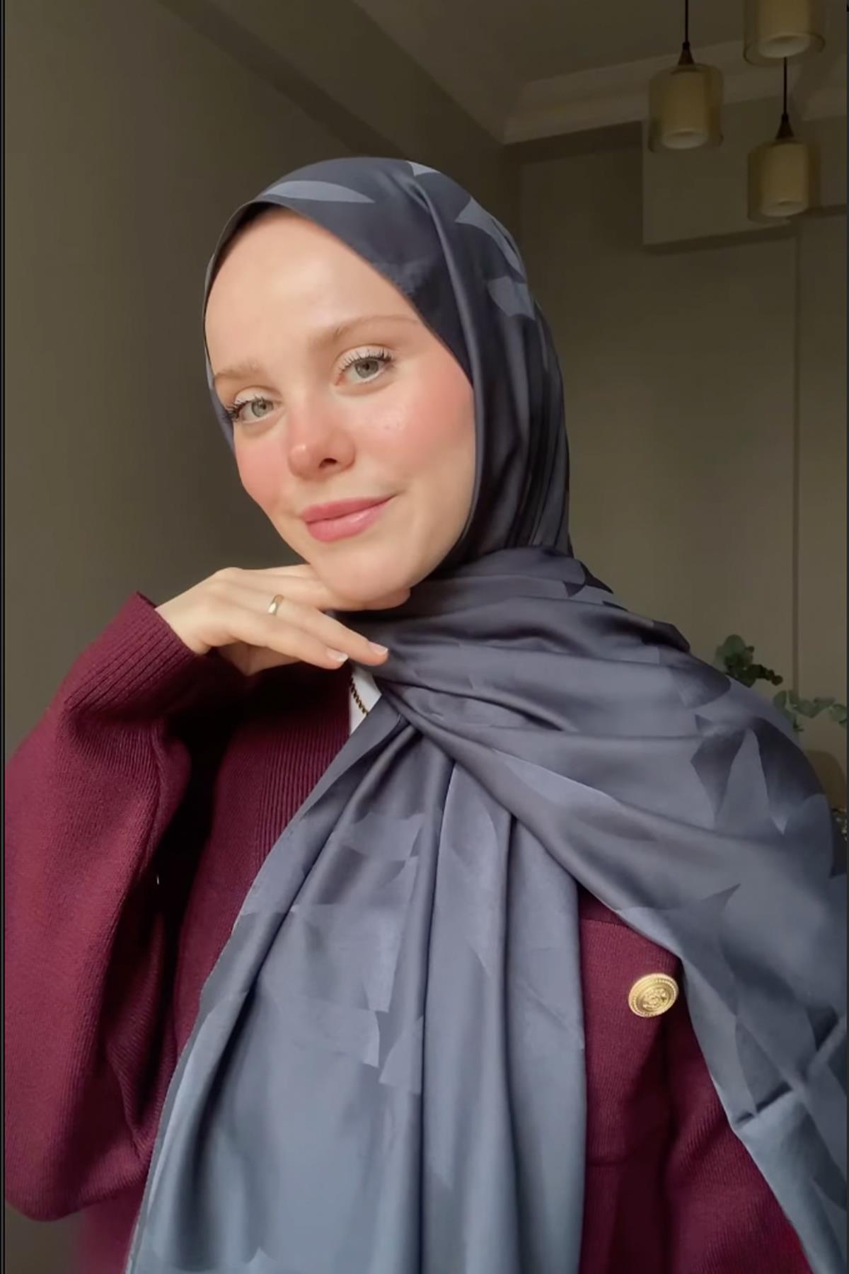 Tansu Olgun'un Tercihi C Desen Monogram Pamuk İpek Şal Antrasit