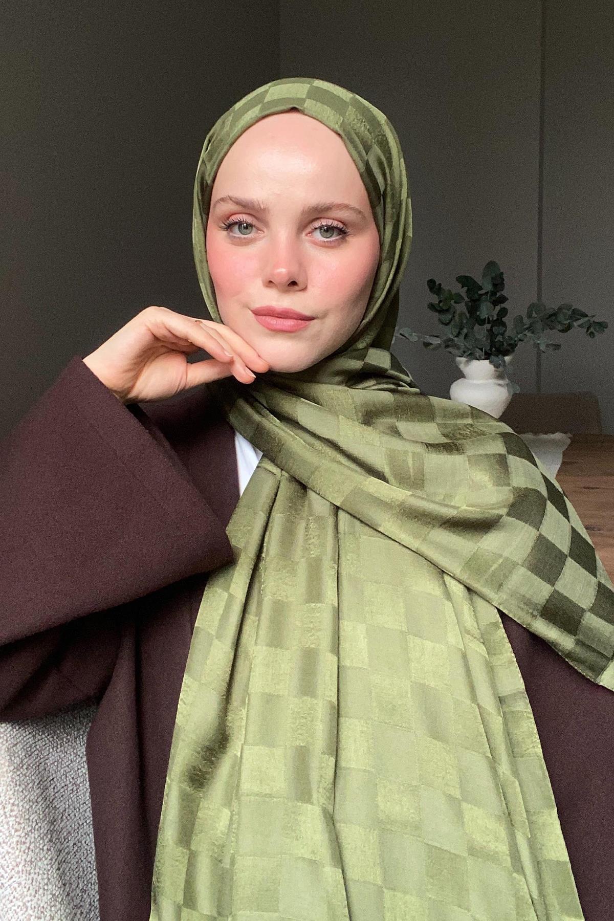 Tansu Olgun'un Tercihi Dama Jakar İtalyan İpekli Şal Zeytin Yeşili