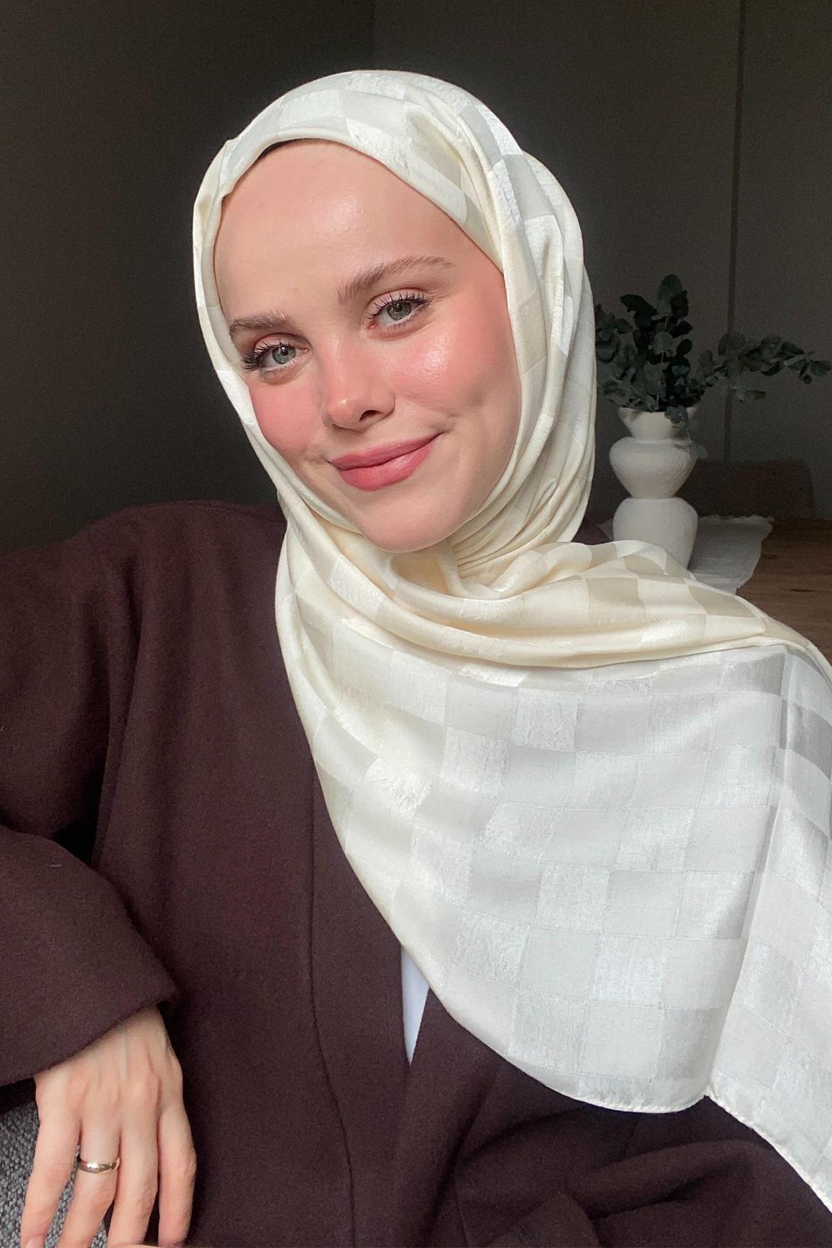 Tansu Olgun'un Tercihi Dama Jakar İtalyan İpekli Şal İnci