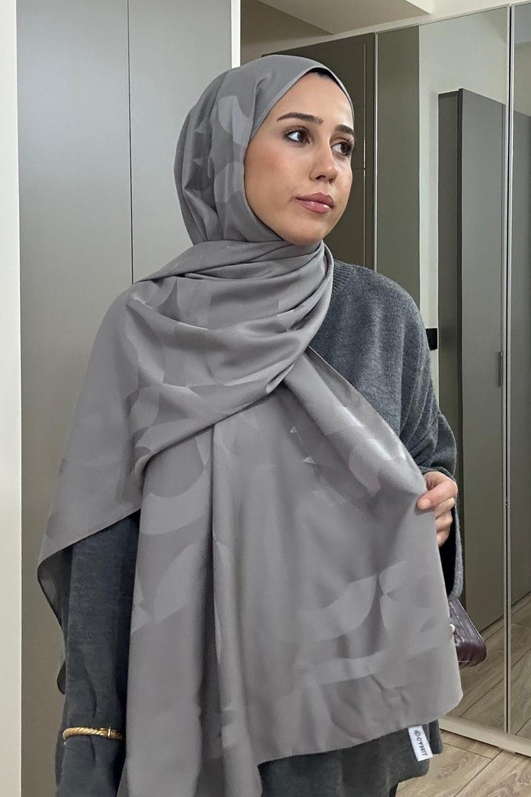 Tuba Kalyon'un Tercihi C Desen Monogram Pamuk İpek Şal Küllü Gri