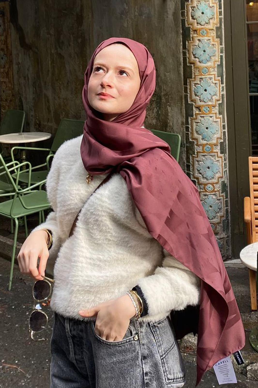 Tuğbanur Hirik'in Tercihi C Desen Monogram Pamuk İpek Şal Kızıl Kahve