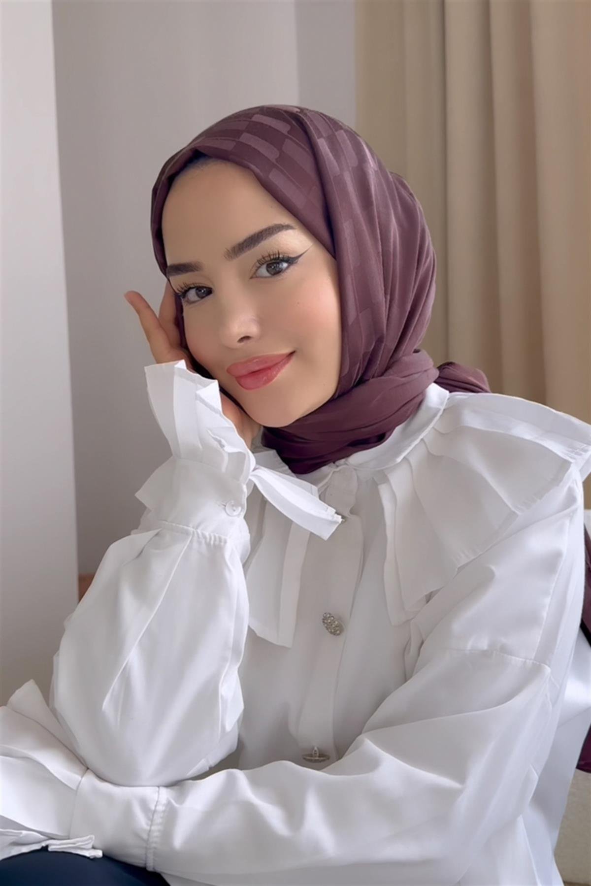 Tuğçe Gece'nin Tercihi Küpçizgi Jakar İtalyan İpekli Şal Acı Kahve