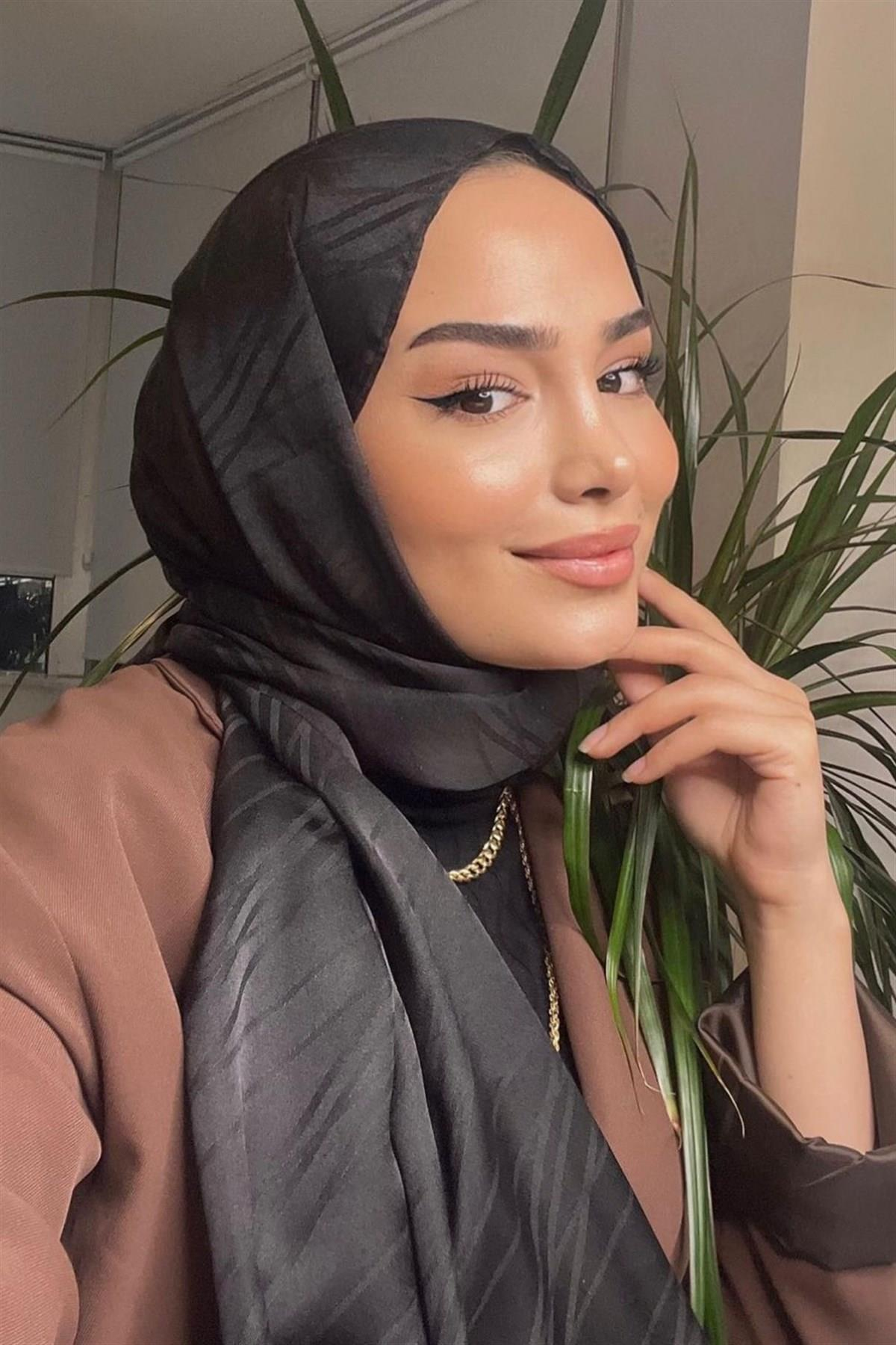 Tuğçe Gece'nin Tercihi Simetrik Jakar  İtalyan İpekli Şal Siyah