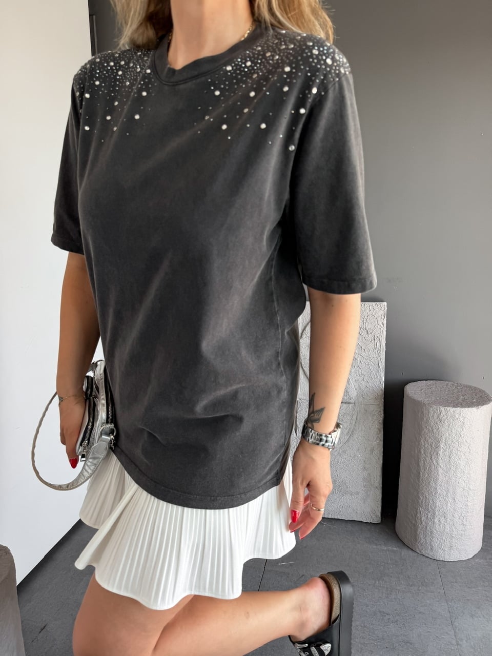 Antrasit Yıkamalı Omuzları Taşlı Tshirt