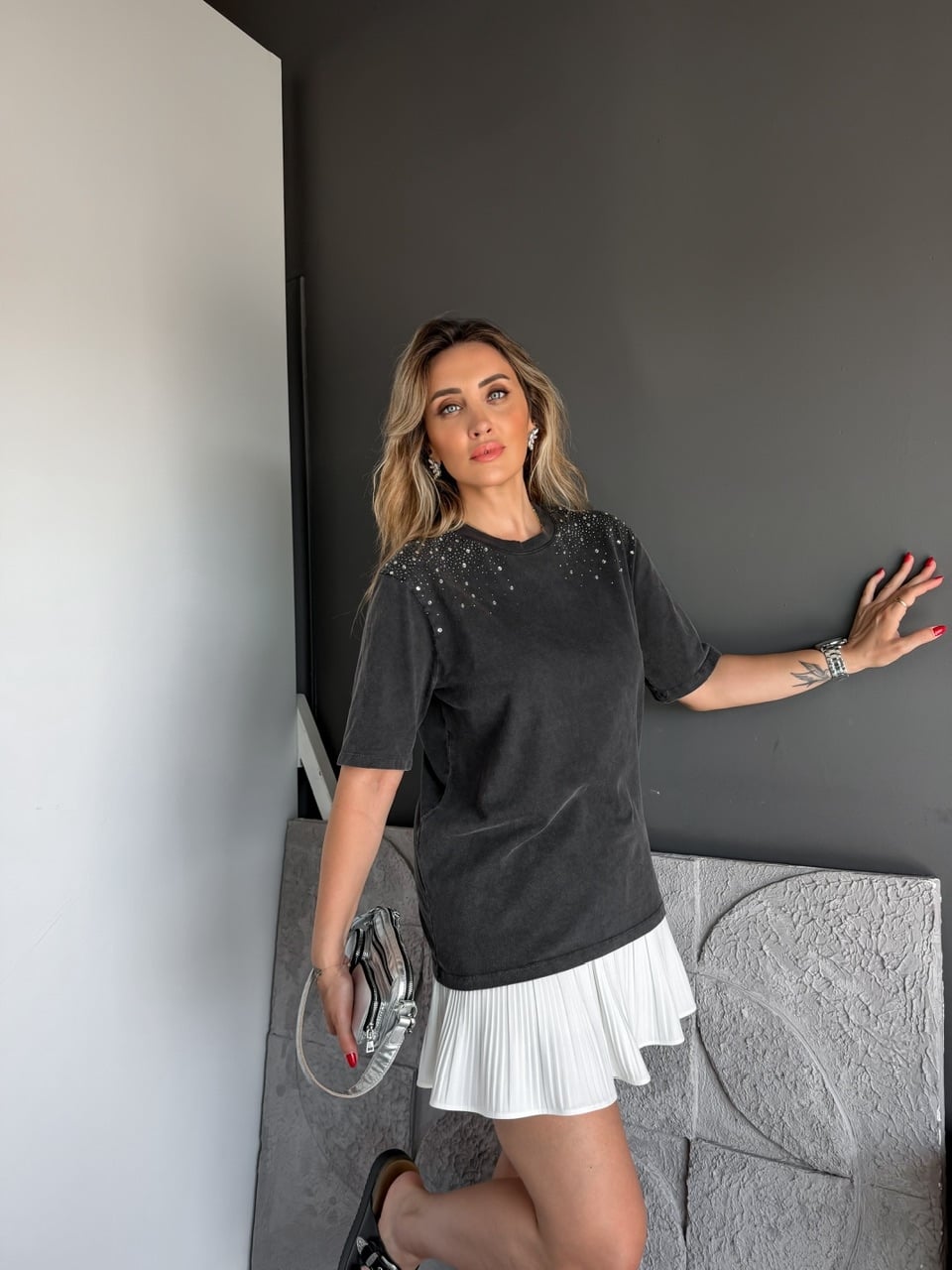 Antrasit Yıkamalı Omuzları Taşlı Tshirt