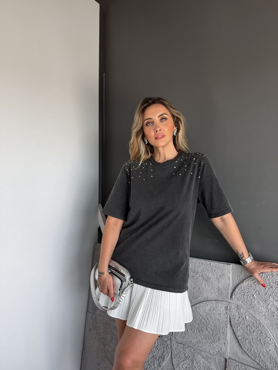 Antrasit Yıkamalı Omuzları Taşlı Tshirt