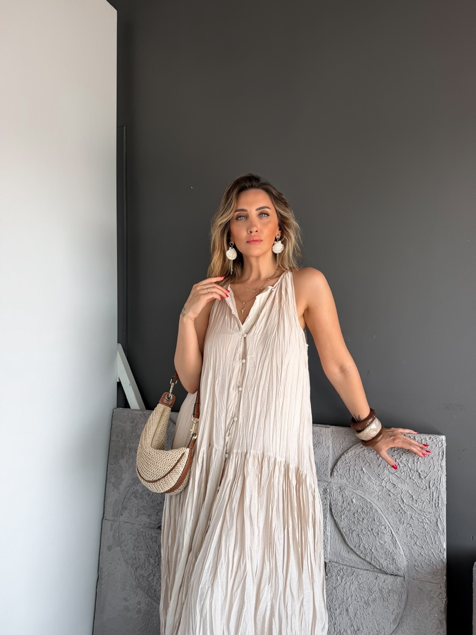 Bej Buruşuk Kumaş Halter Yaka Elbise