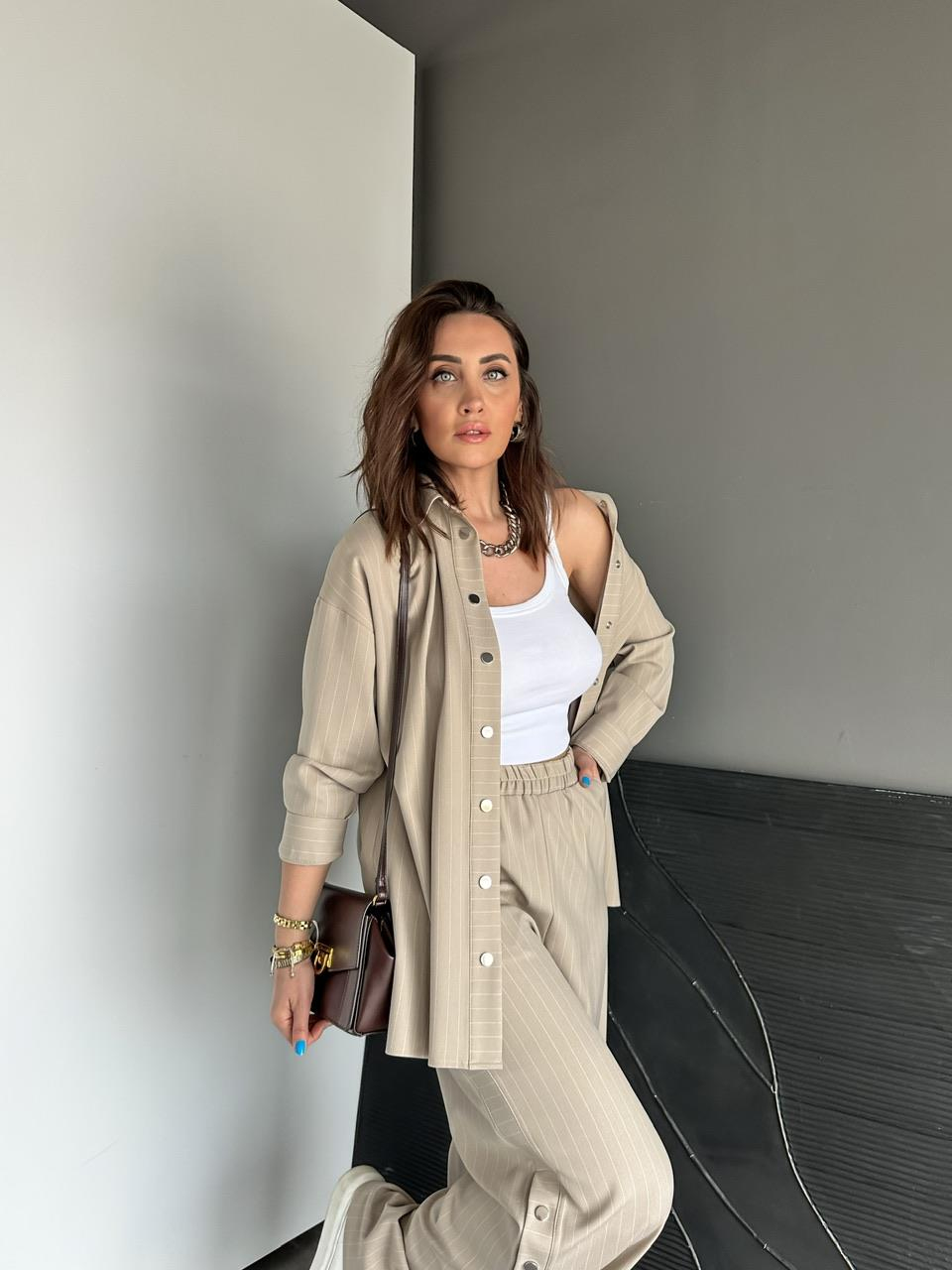 Bej Çizgili Pantolonu Çıtçıtlı Takım